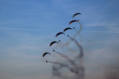 Yamaç paraşütü ile renkli duman