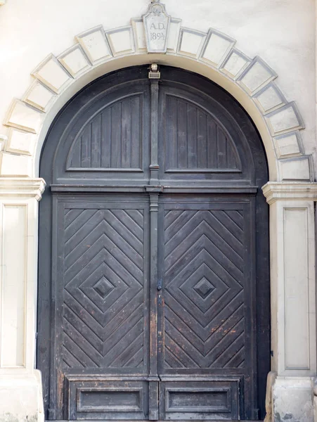 Vieille porte noire en bois close-up . — Photo