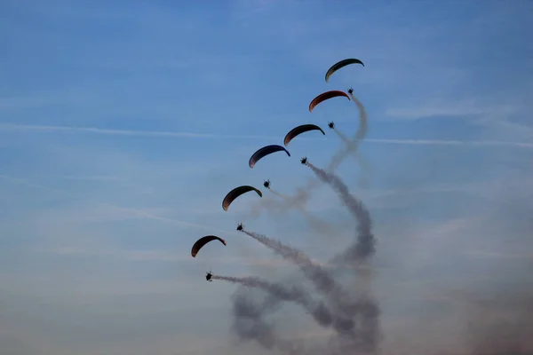 Paragliding s barevný kouř za — Stock fotografie