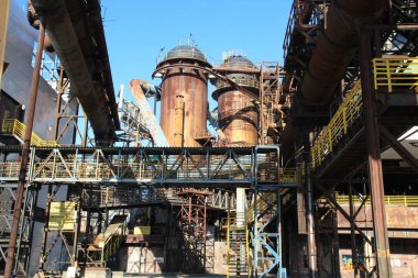 Terk edilmiş Metalurji tesisi paslı yapıları