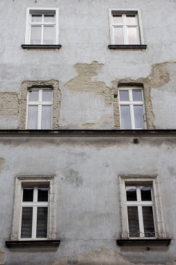 Yırtık pırtık eski evin cephesinde altı windows