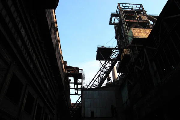 Estructuras oxidadas de plantas metalúrgicas abandonadas — Foto de Stock