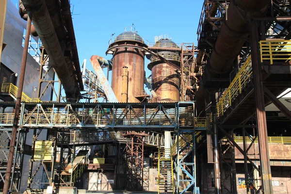 Terk edilmiş Metalurji tesisi paslı yapıları