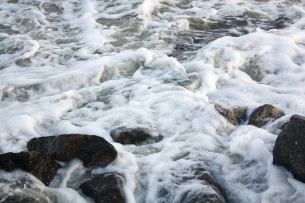 Onda do mar nas pedras — Fotografia de Stock