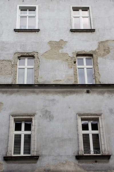 Yırtık pırtık eski evin cephesinde altı windows