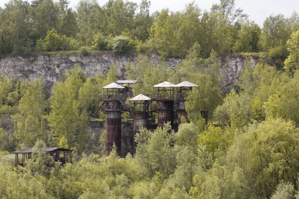 Alte eiserne, rostige Industriebauten mitten im Vordergrund — Stockfoto