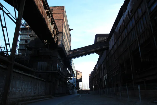 Estruturas enferrujadas da planta metalúrgica abandonada — Fotografia de Stock