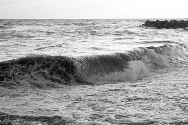 Ondas do mar na praia arenosa — Fotografia de Stock