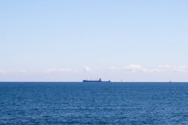 Deniz manzarası ile arka planda gökyüzü gemi