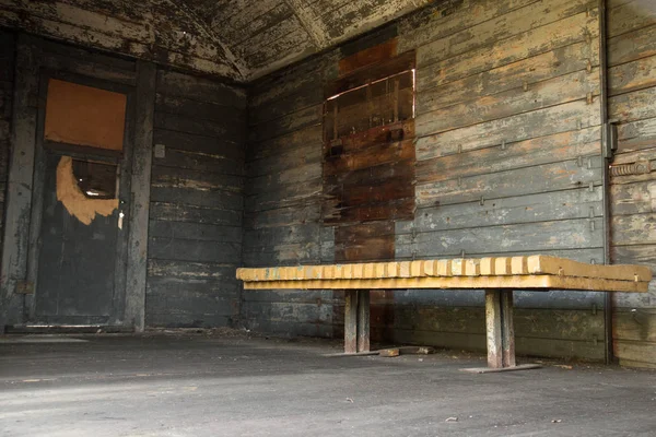 破旧老木旅行车从里面，与板凳 — 图库照片