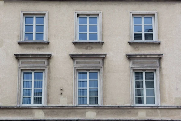 Шість старовинних дизайнерських вікон на фасаді старого будинку — стокове фото