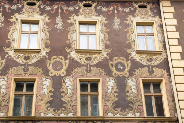 Altı vintage tasarım windows eski evin cephesinde sarı