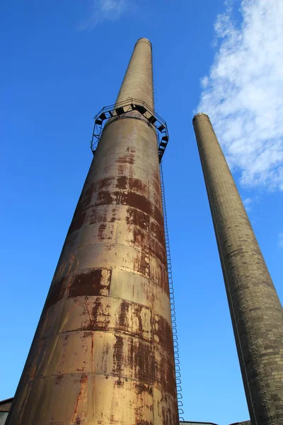 Alta, chimenea industrial de metal — Foto de Stock
