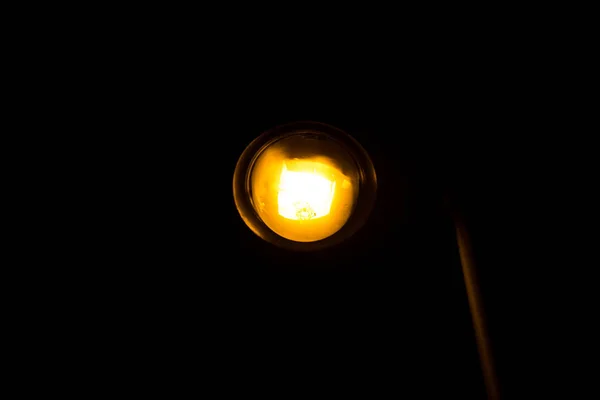Lanterna de rua luminosa à noite — Fotografia de Stock