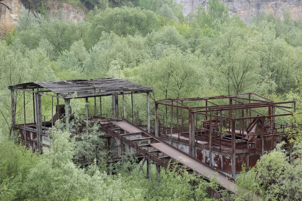 Velho ferro enferrujado construção industrial no meio da frente — Fotografia de Stock