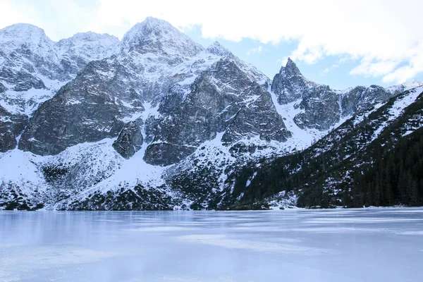 Панорама замёрзшего озера в окружении гор . — стоковое фото
