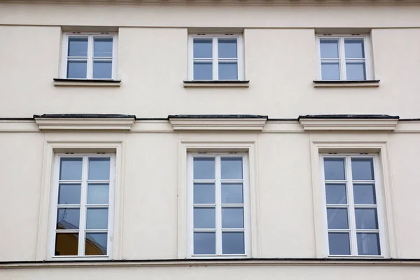Șase ferestre de design vintage pe fațada casei vechi — Fotografie, imagine de stoc
