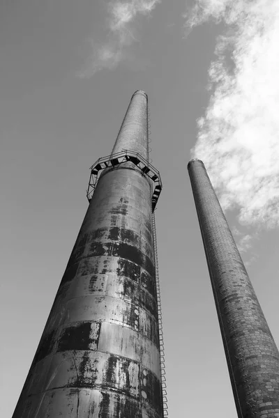 Высокий, металлический промышленный дымоход — стоковое фото