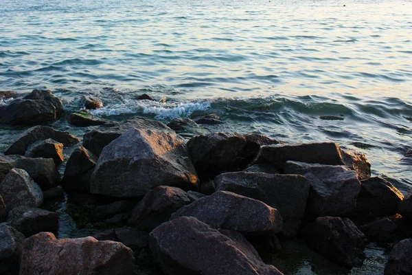 岩のビーチに沈む夕日 — ストック写真