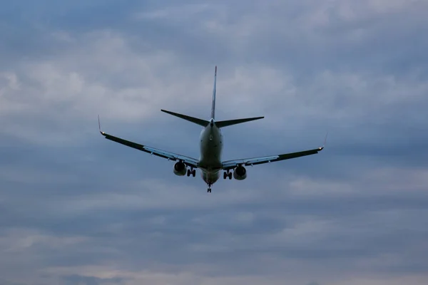 Samolot ląduje o zmierzchu — Zdjęcie stockowe