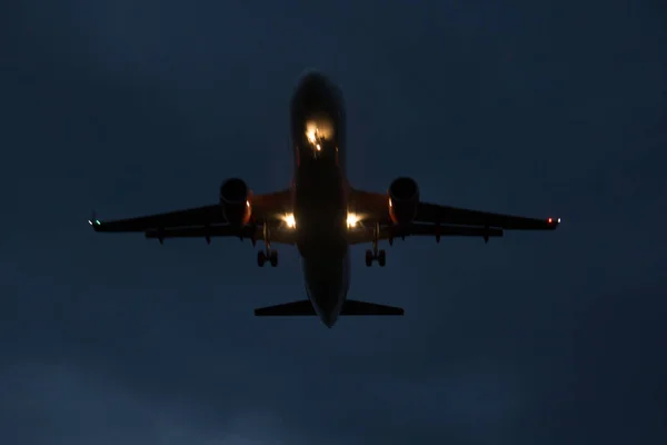 O avião pousa à noite — Fotografia de Stock