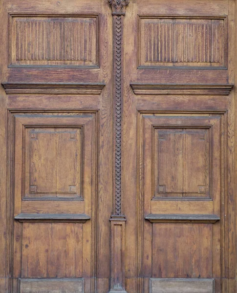 La puerta delantera de madera marrón vintage de una casa antigua — Foto de Stock