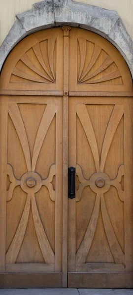 La porte d'entrée en bois marron vintage d'une vieille maison — Photo