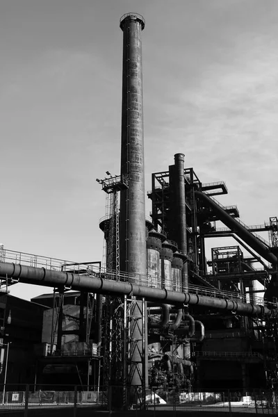 Terk edilmiş Metalurji tesisi paslı yapıları