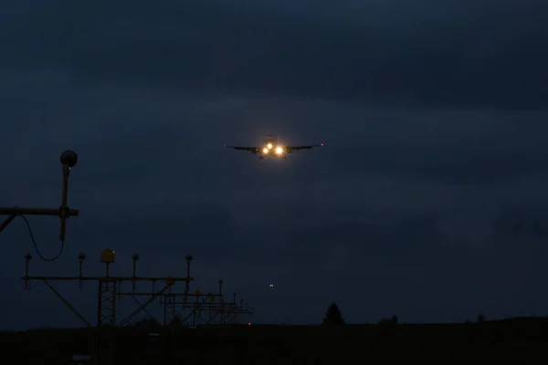 Letadlo přistane v noci — Stock fotografie