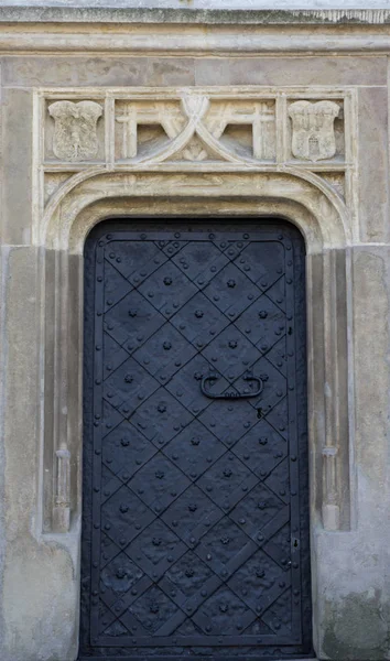 La puerta delantera de metal negro vintage de una casa antigua — Foto de Stock