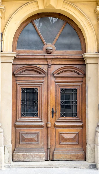 Vintage eski bir ev, kahverengi ahşap kapı Tasarla