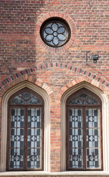 Eski bir ev, iki vintage ön cam pencere