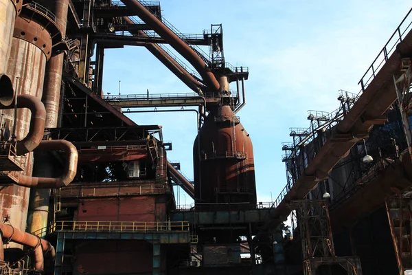 Terk edilmiş Metalurji tesisi paslı yapıları