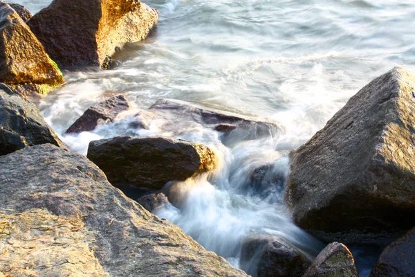石の上の海の波 — ストック写真