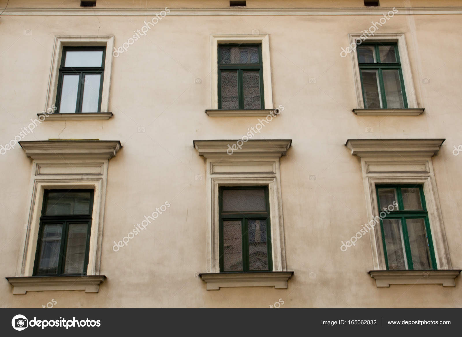 Sechs grüne Fenster an der Fassade eines historischen