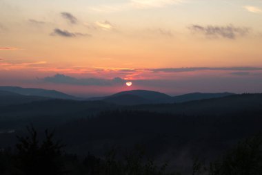 Dağlarda gün batımı
