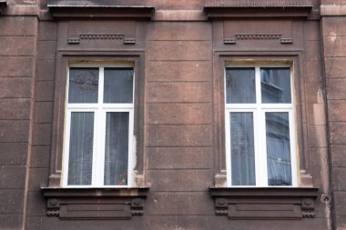 Eski bir ev, iki ön cam pencere