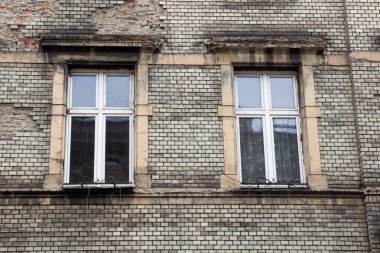 İki Windows üzerinde eski bozuk tuğla buildin cephe beyaz