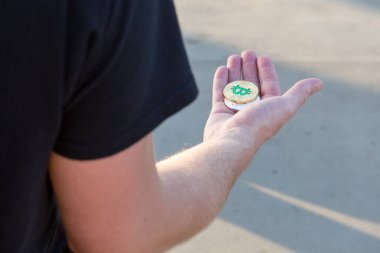 Onun avucunun içinde bir uzanmış el ile bir adam duruyor 