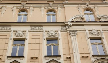 Eski evin cephesinde altı vintage tasarım bej windows