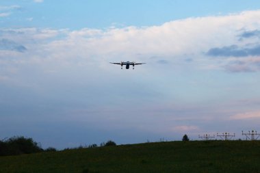 Gece karanlığında uçak iner