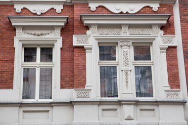 Eski tuğla hou cephesinde üç vintage tasarýmcý penceresi