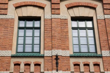 Eski evin cephesinde iki vintage tasarım windows