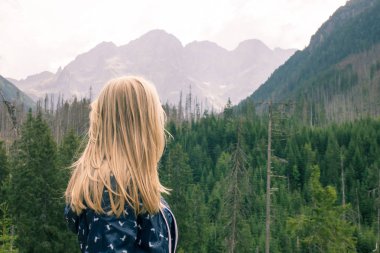 Dağ manzarası sarışın kız