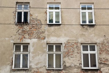 Eski püskü evin cephesinde altı Windows