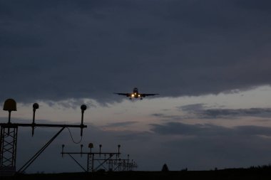 Gece karanlığında uçak iner