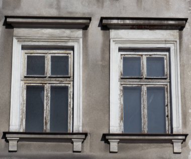 Eski bir ev, iki vintage ön cam pencere