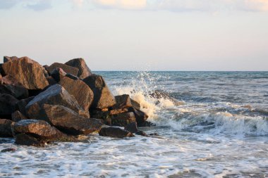 Taş sahilde dalgalar
