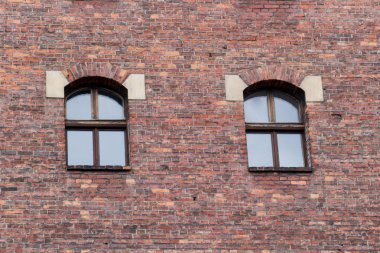 Eski bir ev tuğla cephe camda