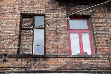 Işıkları o asılı ile eski bir ev tuğla cephe camda